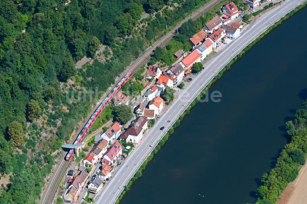 Luftbild Zwingenberg - Ortskern am Uferbereich des Neckar - Flußverlaufes in Zwingenberg im Bundesland Baden-Württemberg, Deutschland