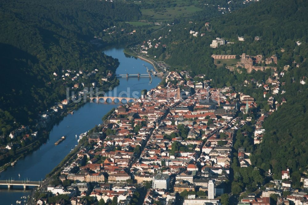 Heidelberg von oben - Ortskern am Uferbereich des Neckar im Neckartal - Flußverlaufes in Heidelberg im Bundesland Baden-Württemberg