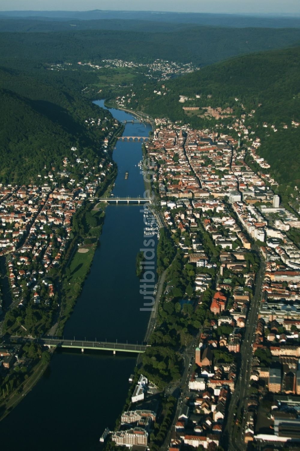 Heidelberg aus der Vogelperspektive: Ortskern am Uferbereich des Neckar im Neckartal - Flußverlaufes in Heidelberg im Bundesland Baden-Württemberg