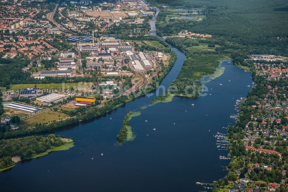 Luftaufnahme Hennigsdorf - Ortskern am Uferbereich des Nieder-Neuendorfer See in Hennigsdorf im Bundesland Brandenburg, Deutschland