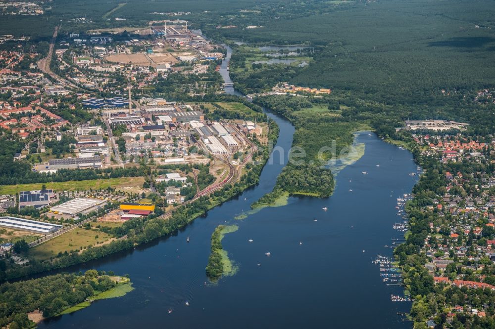 Hennigsdorf von oben - Ortskern am Uferbereich des Nieder-Neuendorfer See in Hennigsdorf im Bundesland Brandenburg, Deutschland