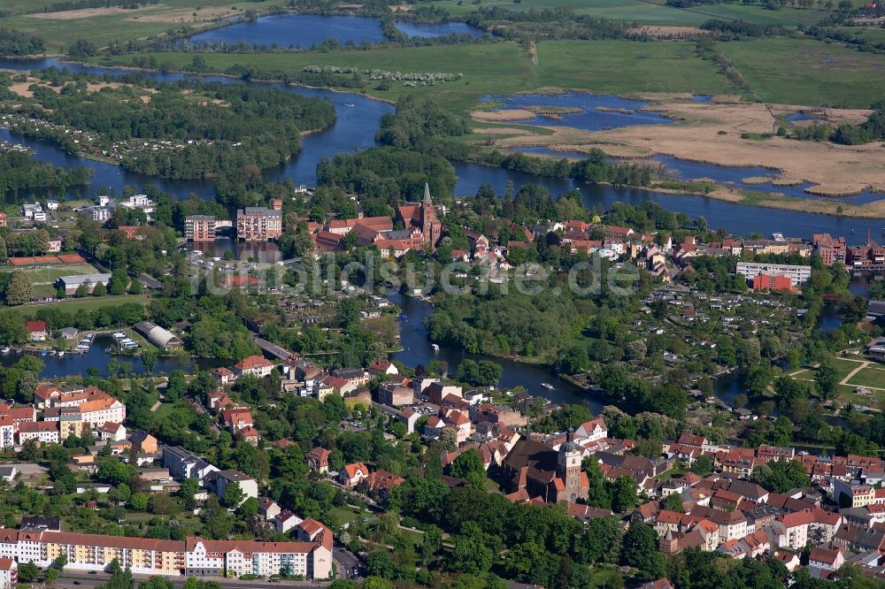 Luftaufnahme Brandenburg an der Havel - Ortskern am Uferbereich des Näthewinde - Domstreng - Flußverlaufes in Brandenburg an der Havel im Bundesland Brandenburg, Deutschland