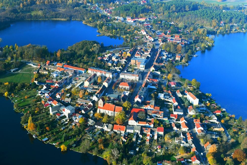 Luftaufnahme Lychen - Ortskern am Uferbereich des Oberofuhl See - Nesselpfuhl - Stadtsee in Lychen im Bundesland Brandenburg