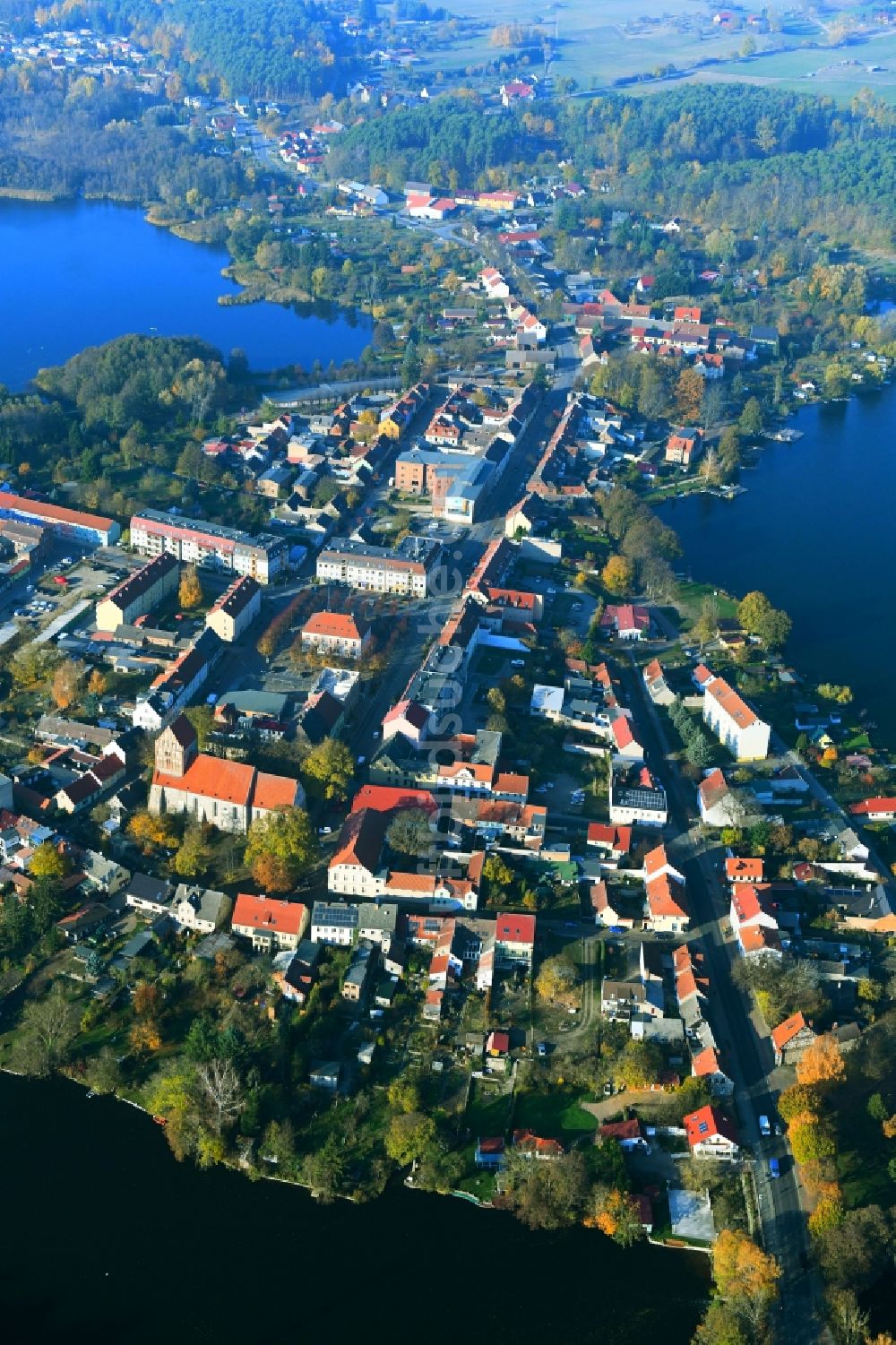 Lychen aus der Vogelperspektive: Ortskern am Uferbereich des Oberofuhl See - Nesselpfuhl - Stadtsee in Lychen im Bundesland Brandenburg