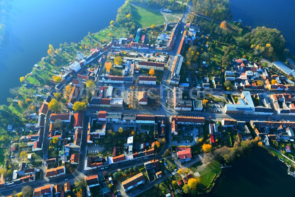 Luftaufnahme Lychen - Ortskern am Uferbereich des Oberofuhl See - Nesselpfuhl - Stadtsee in Lychen im Bundesland Brandenburg