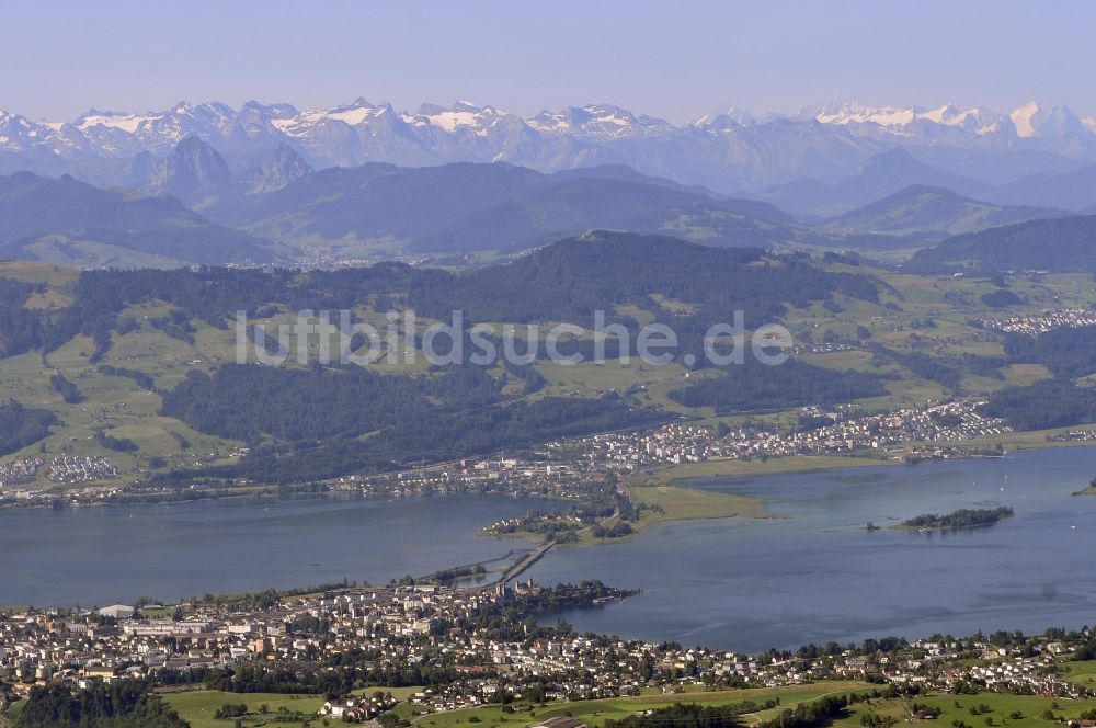 Rapperswil-Jona aus der Vogelperspektive: Ortskern am Uferbereich des Obersee in Rapperswil-Jona in Schweiz