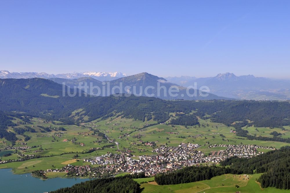 Unterägeri aus der Vogelperspektive: Ortskern am Uferbereich des Obersee in Unterägeri in Schweiz