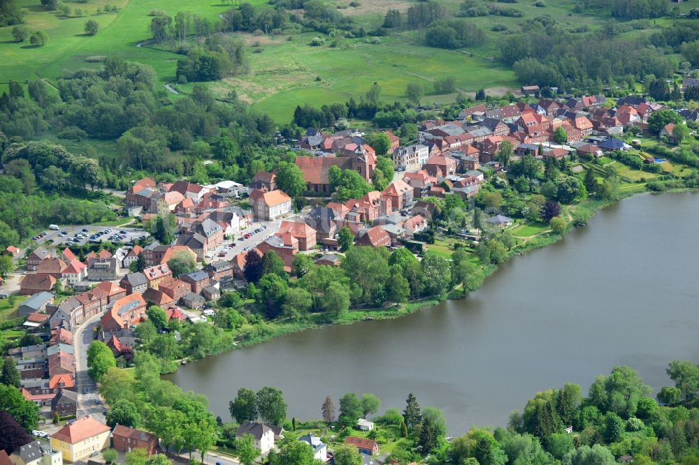 Luftbild Schönberg - Ortskern am Uferbereich des Oberteich in Schönberg im Bundesland Mecklenburg-Vorpommern