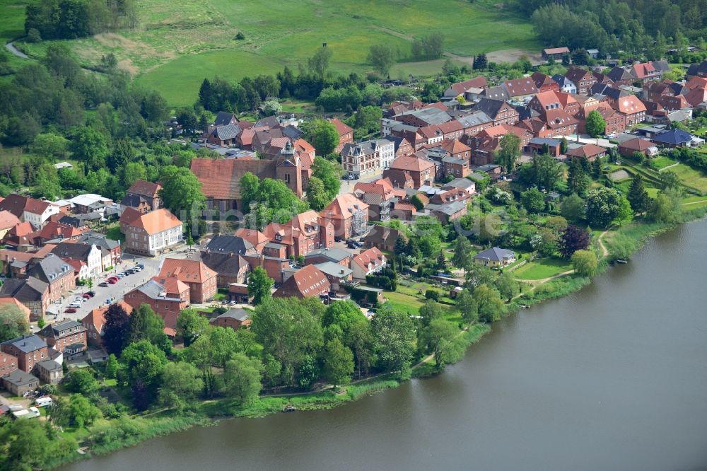 Luftaufnahme Schönberg - Ortskern am Uferbereich des Oberteich in Schönberg im Bundesland Mecklenburg-Vorpommern