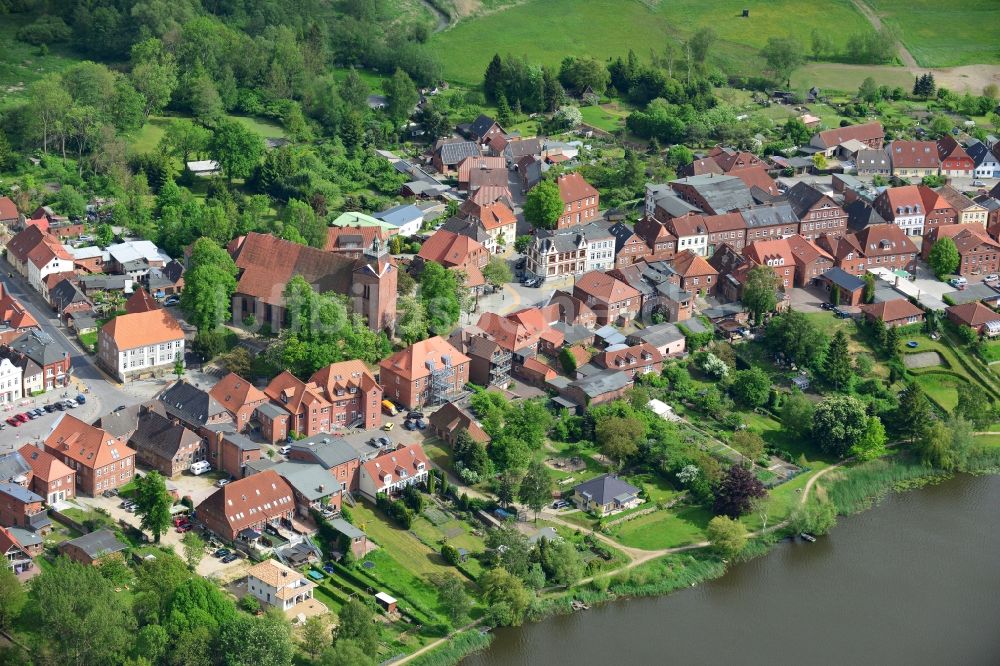 Schönberg von oben - Ortskern am Uferbereich des Oberteich in Schönberg im Bundesland Mecklenburg-Vorpommern