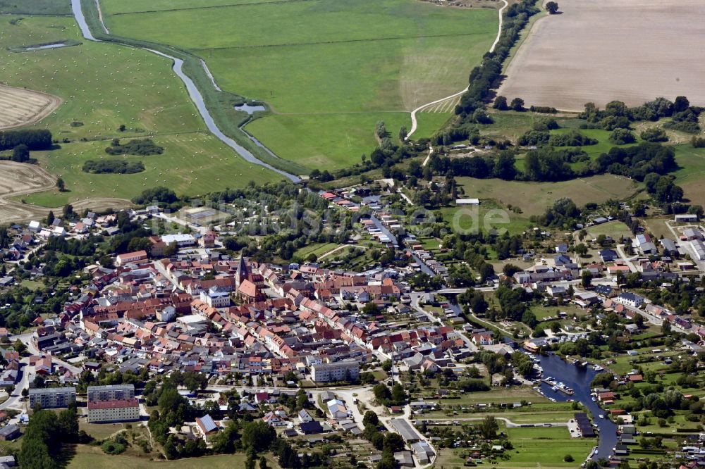 Luftaufnahme Neukalen - Ortskern am Uferbereich des Peene - Flußverlaufes in Neukalen im Bundesland Mecklenburg-Vorpommern, Deutschland