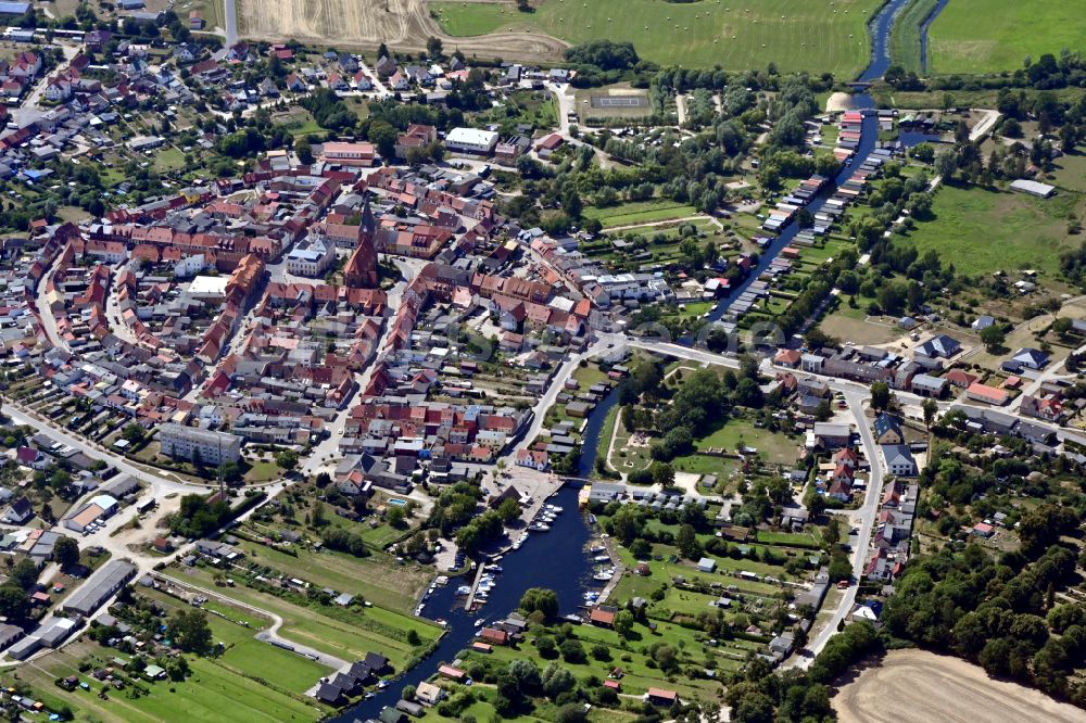 Neukalen von oben - Ortskern am Uferbereich des Peene - Flußverlaufes in Neukalen im Bundesland Mecklenburg-Vorpommern, Deutschland