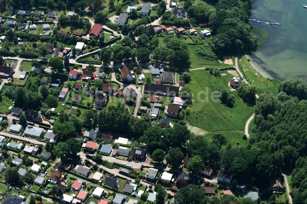 Zislow aus der Vogelperspektive: Ortskern am Uferbereich des Plauer See in Zislow im Bundesland Mecklenburg-Vorpommern