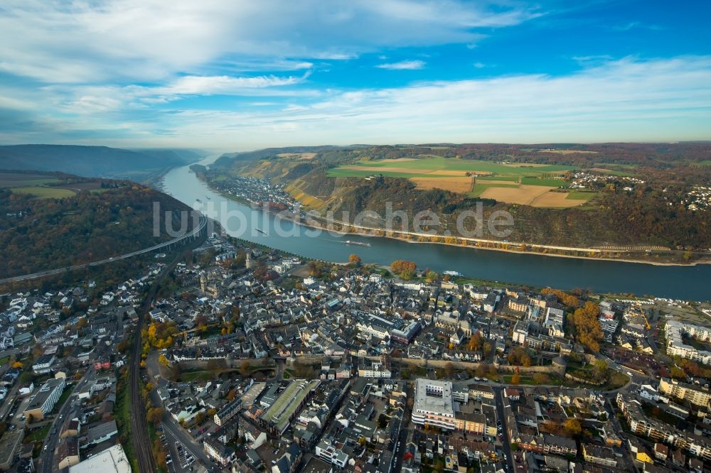 Andernach aus der Vogelperspektive: Ortskern am Uferbereich des Rhein- - Flußverlaufes in Andernach im Bundesland Rheinland-Pfalz