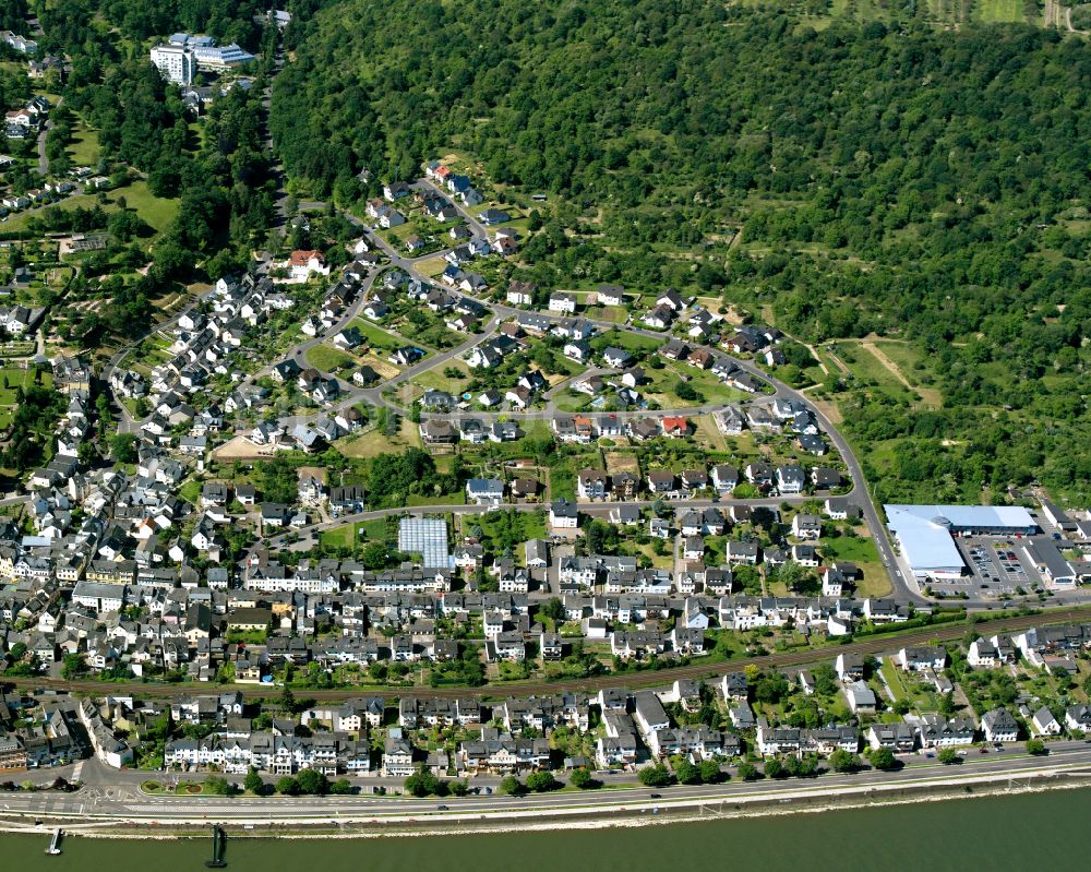 Bad Salzig von oben - Ortskern am Uferbereich des Rhein - Flußverlaufes in Bad Salzig im Bundesland Rheinland-Pfalz, Deutschland