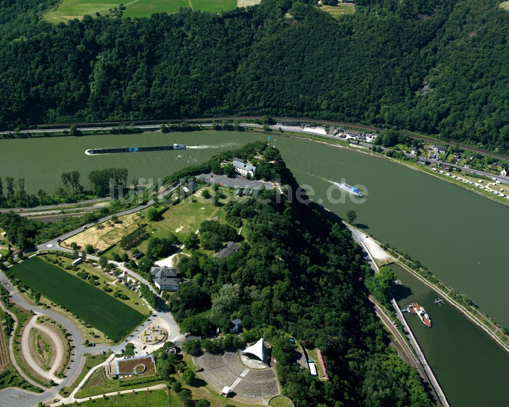 Luftaufnahme Biebernheim - Ortskern am Uferbereich des Rhein - Flußverlaufes in Biebernheim im Bundesland Rheinland-Pfalz, Deutschland