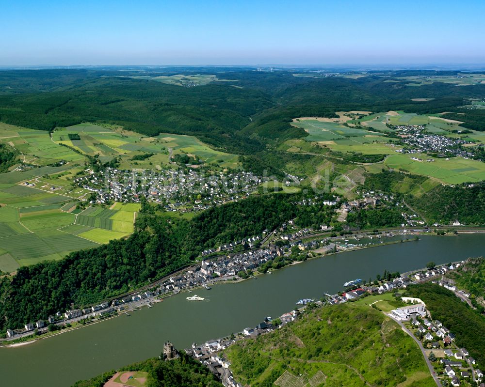 Biebernheim von oben - Ortskern am Uferbereich des Rhein - Flußverlaufes in Biebernheim im Bundesland Rheinland-Pfalz, Deutschland