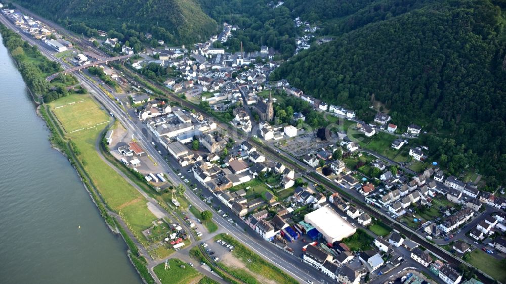 Brohl-Lützing von oben - Ortskern am Uferbereich des Rhein - Flußverlaufes in Brohl-Lützing im Bundesland Rheinland-Pfalz, Deutschland