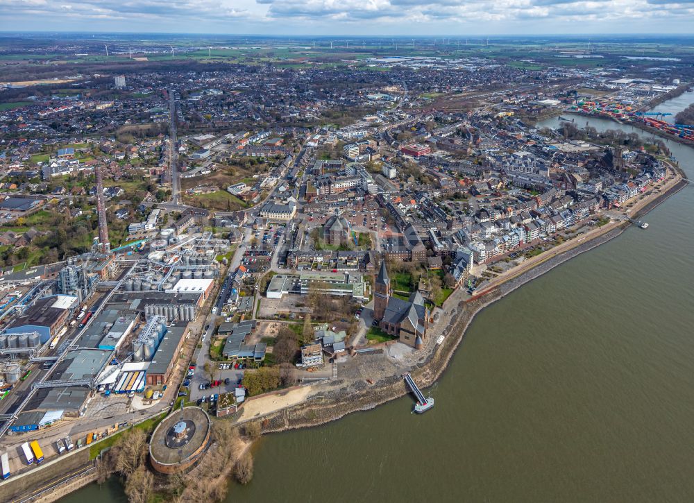 Luftaufnahme Emmerich am Rhein - Ortskern am Uferbereich des Rhein - Flussverlaufes in Emmerich am Rhein im Bundesland Nordrhein-Westfalen, Deutschland