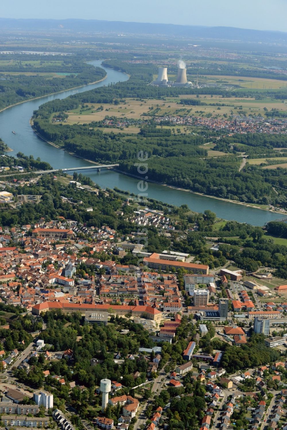 Luftaufnahme Germersheim - Ortskern am Uferbereich des Rhein - Flußverlaufes in Germersheim im Bundesland Rheinland-Pfalz