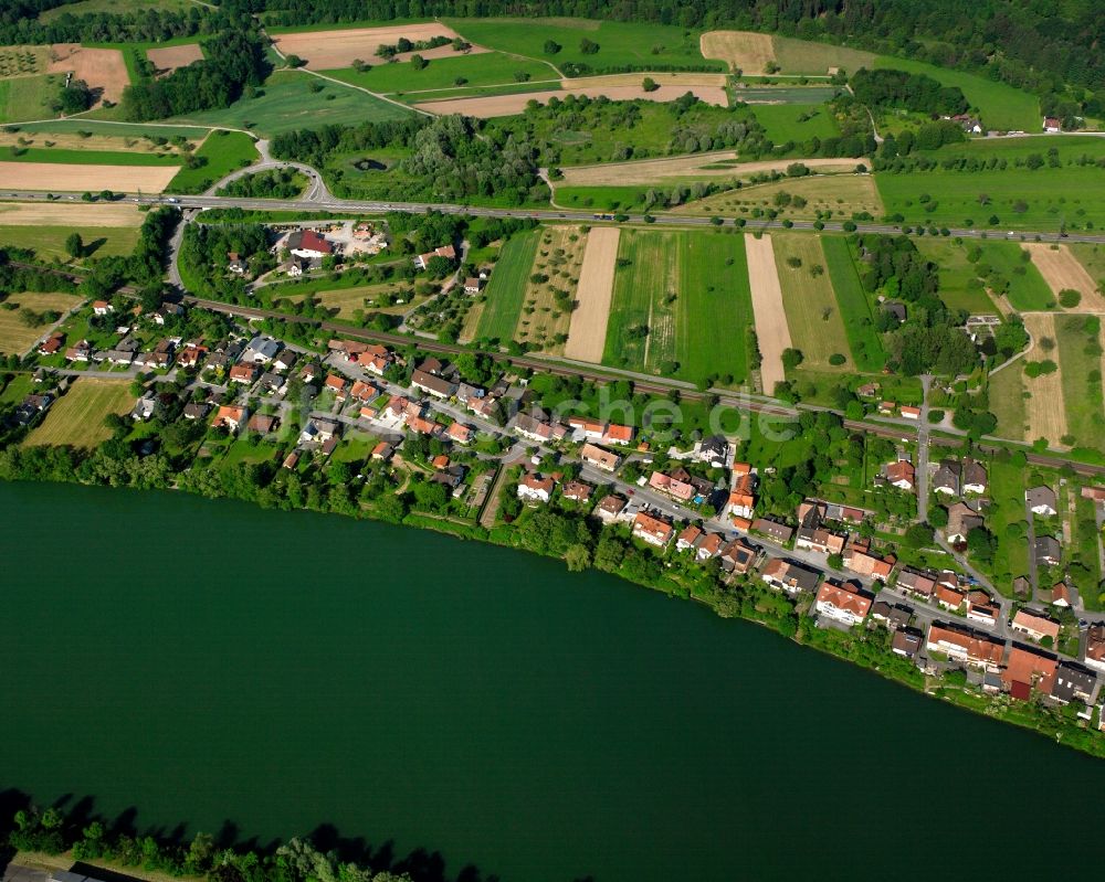 Wallbach von oben - Ortskern am Uferbereich des Rhein - Flussverlaufes an der Hauptstraße in Wallbach im Bundesland Baden-Württemberg, Deutschland