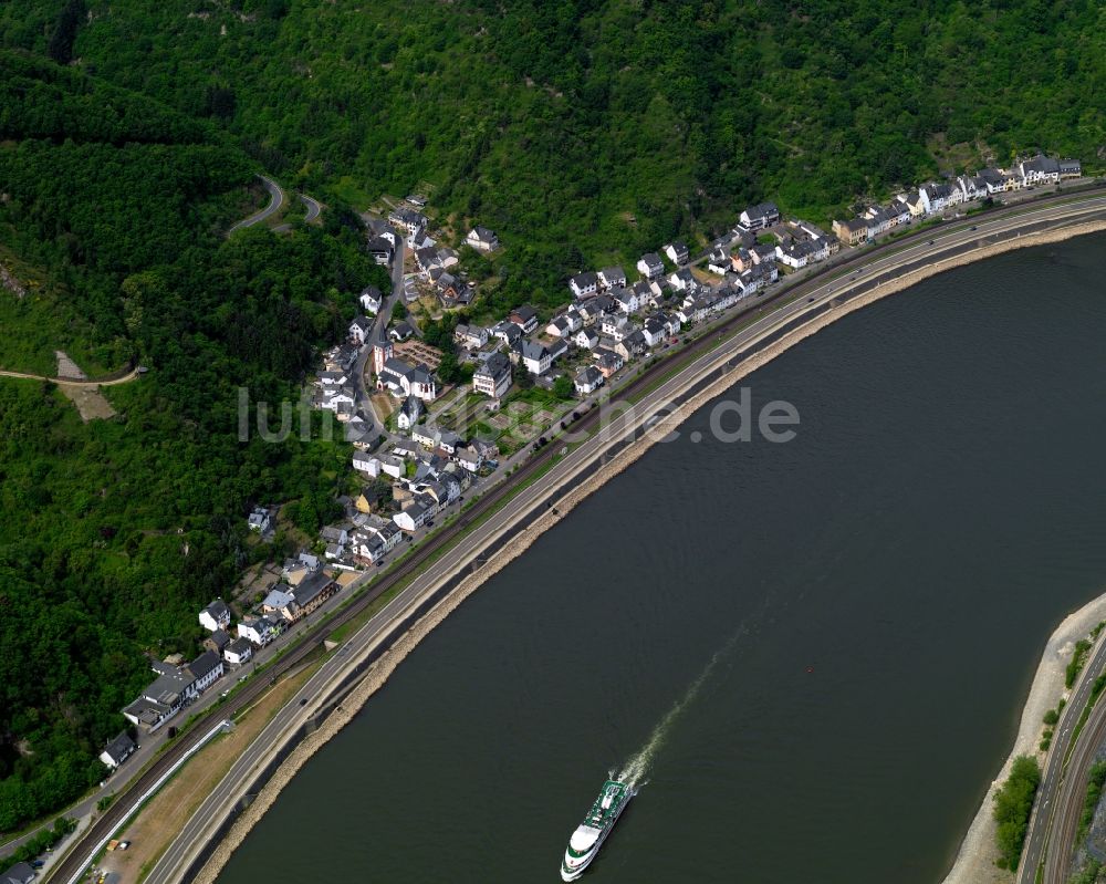 Hirzenach, Boppard von oben - Ortskern am Uferbereich des Rhein - Flußverlaufes in Hirzenach, Boppard im Bundesland Rheinland-Pfalz