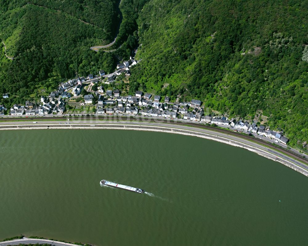 Hirzenach von oben - Ortskern am Uferbereich des Rhein - Flußverlaufes in Hirzenach im Bundesland Rheinland-Pfalz, Deutschland