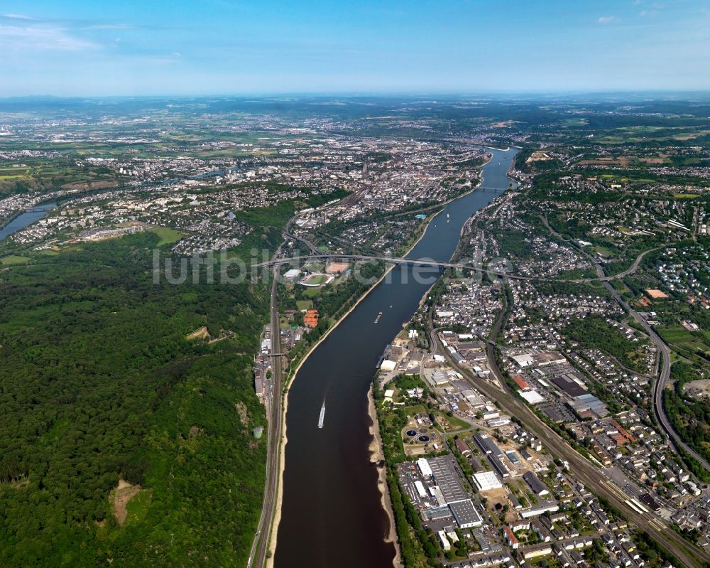 Koblenz aus der Vogelperspektive: Ortskern am Uferbereich des Rhein - Flußverlaufes in Koblenz im Bundesland Rheinland-Pfalz