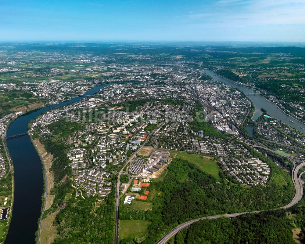 Luftaufnahme Koblenz - Ortskern am Uferbereich des Rhein - Flußverlaufes in Koblenz im Bundesland Rheinland-Pfalz