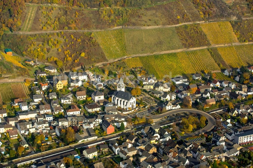 Luftaufnahme Leutesdorf - Ortskern am Uferbereich des Rhein - Flußverlaufes in Leutesdorf im Bundesland Rheinland-Pfalz