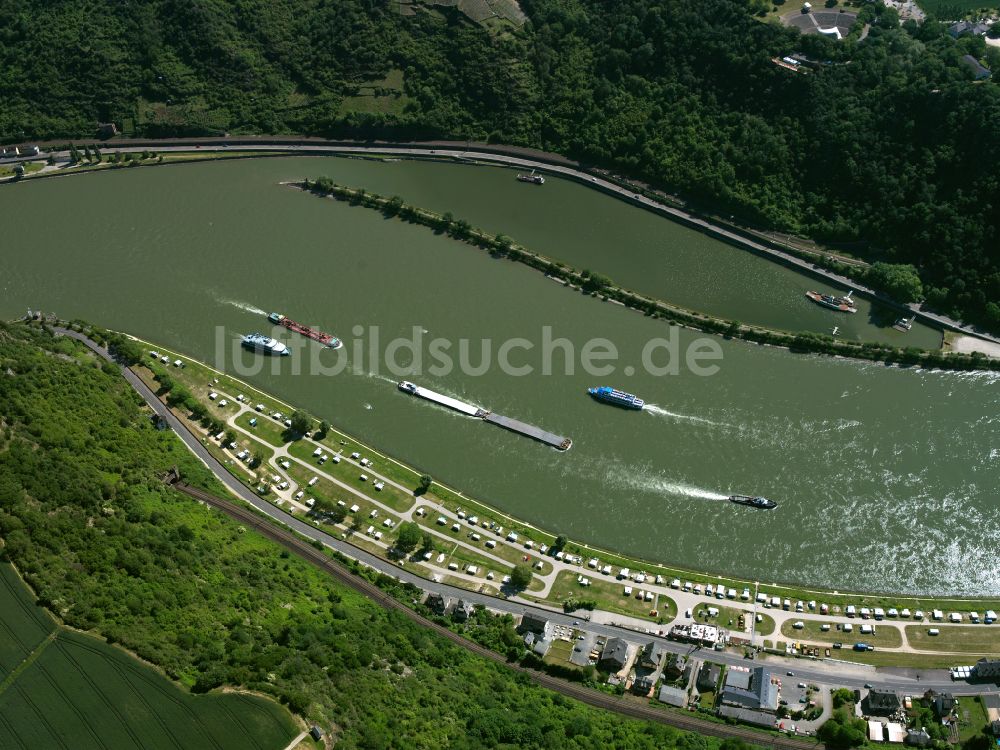 An der Loreley von oben - Ortskern am Uferbereich des Rhein - Flußverlaufes in An der Loreley im Bundesland Rheinland-Pfalz, Deutschland