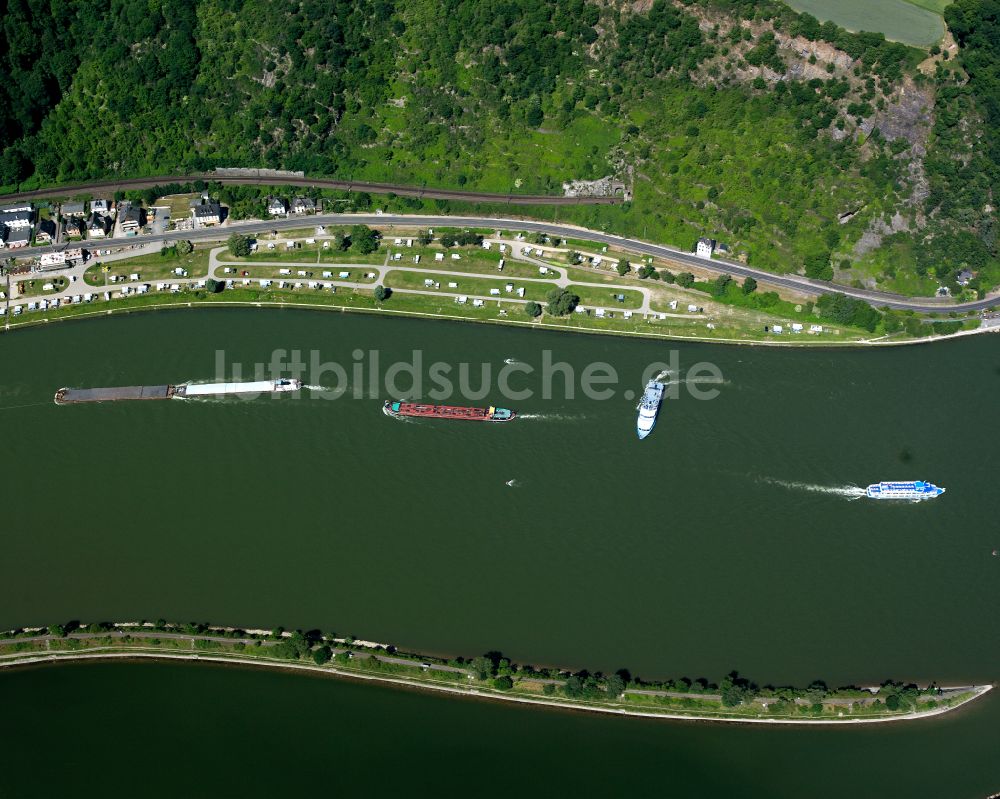 An der Loreley von oben - Ortskern am Uferbereich des Rhein - Flußverlaufes in An der Loreley im Bundesland Rheinland-Pfalz, Deutschland