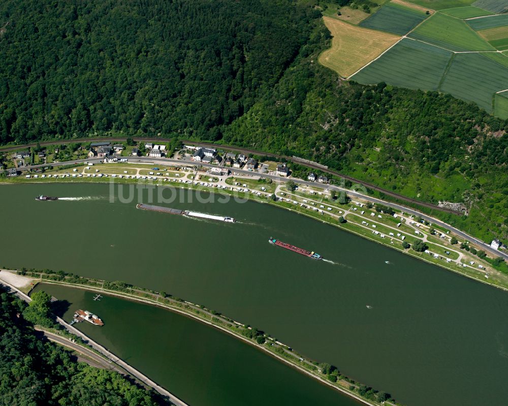 An der Loreley aus der Vogelperspektive: Ortskern am Uferbereich des Rhein - Flußverlaufes in An der Loreley im Bundesland Rheinland-Pfalz, Deutschland