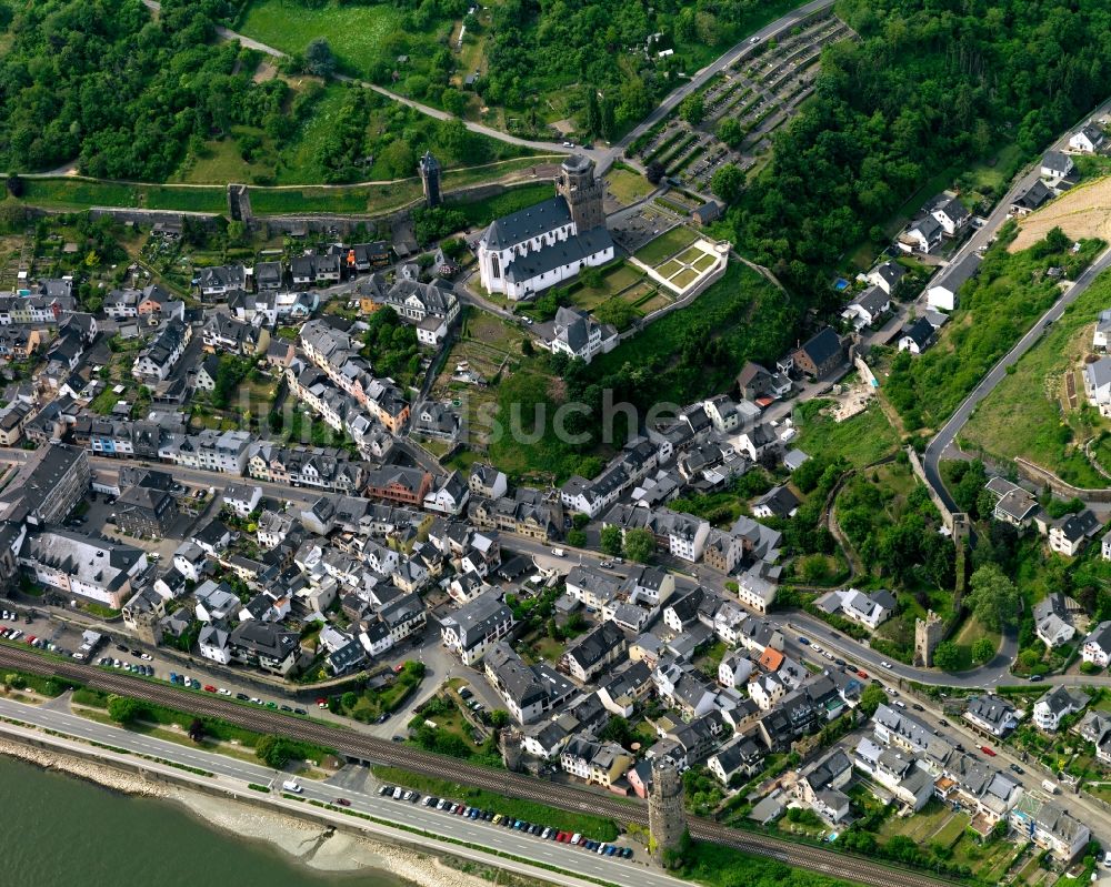 Oberwesel aus der Vogelperspektive: Ortskern am Uferbereich des Rhein - Flußverlaufes in Oberwesel im Bundesland Rheinland-Pfalz