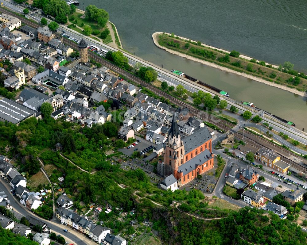 Luftaufnahme Oberwesel - Ortskern am Uferbereich des Rhein - Flußverlaufes in Oberwesel im Bundesland Rheinland-Pfalz