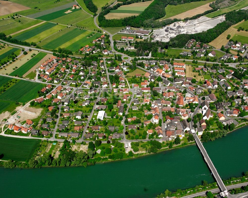 Rheinheim aus der Vogelperspektive: Ortskern am Uferbereich des Rhein - Flussverlaufes in Rheinheim im Bundesland Baden-Württemberg, Deutschland