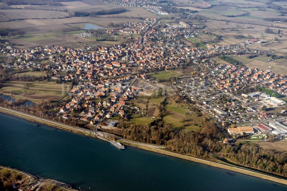 Luftaufnahme Rhinau - Ortskern am Uferbereich des Rhein - Flußverlaufes in Rhinau in Grand Est, Frankreich