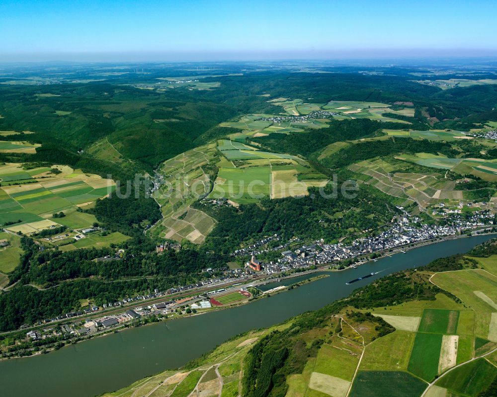 Schönberg,Hof von oben - Ortskern am Uferbereich des Rhein - Flußverlaufes in Schönberg,Hof im Bundesland Rheinland-Pfalz, Deutschland