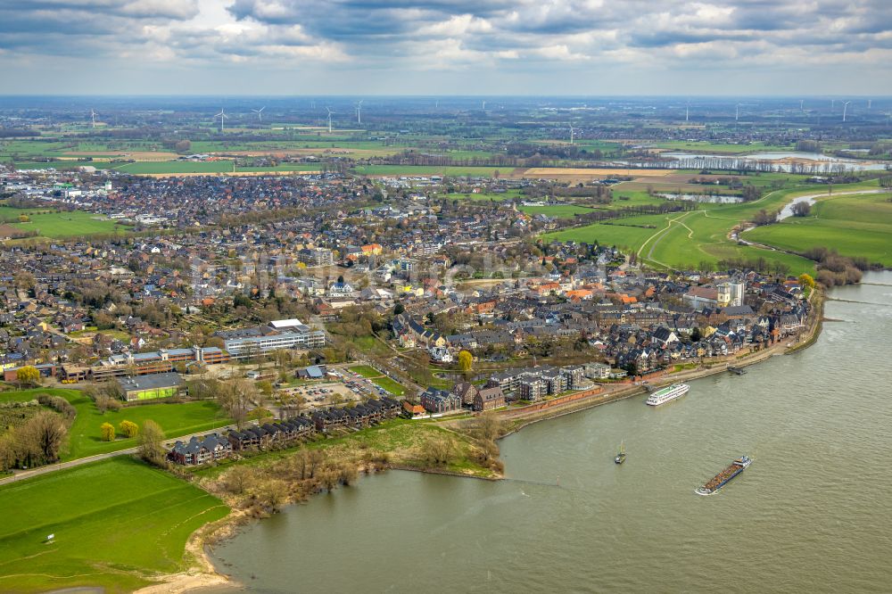 Luftbild Rees - Ortskern am Uferbereich des Rhein in Rees im Bundesland Nordrhein-Westfalen, Deutschland