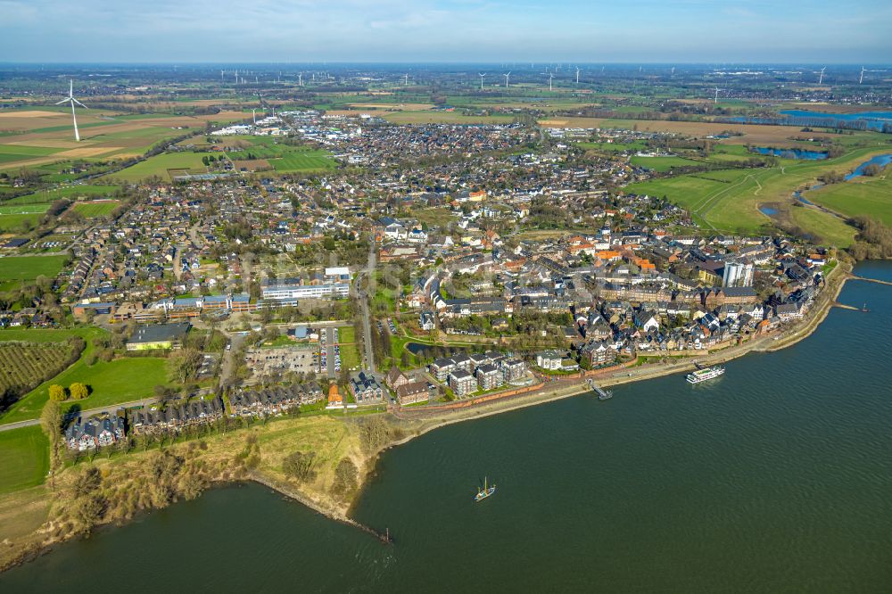 Rees aus der Vogelperspektive: Ortskern am Uferbereich des Rhein in Rees im Bundesland Nordrhein-Westfalen, Deutschland