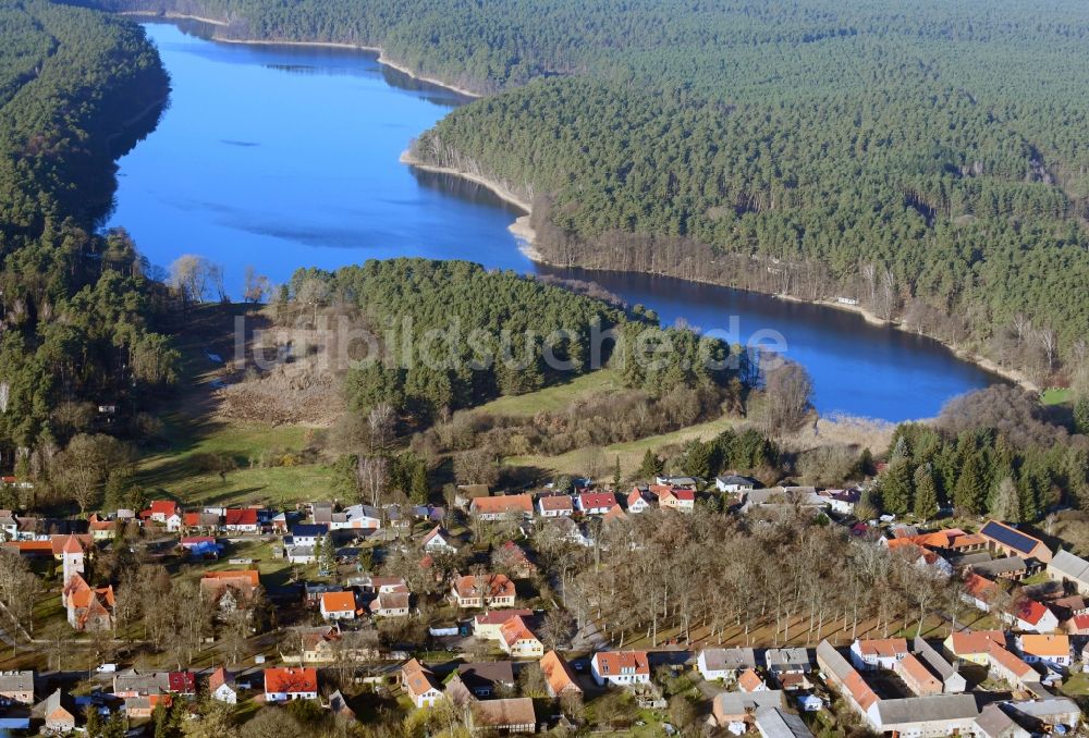 Stechlin aus der Vogelperspektive: Ortskern am Uferbereich des Roofensee in Stechlin im Bundesland Brandenburg, Deutschland