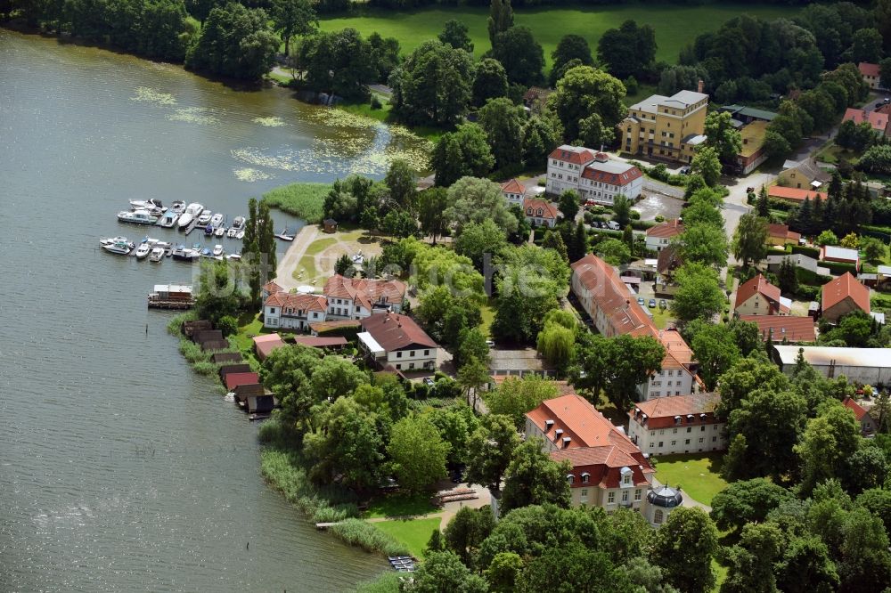 Wustrau-Altfriesack aus der Vogelperspektive: Ortskern am Uferbereich des Ruppiner See in Wustrau-Altfriesack im Bundesland Brandenburg, Deutschland