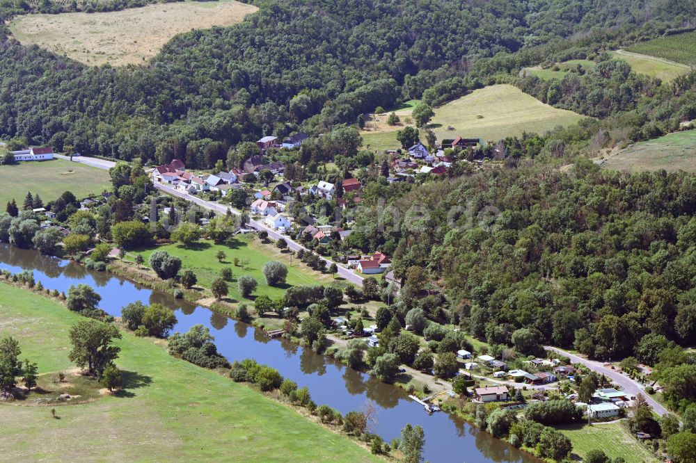 Luftaufnahme Kloschwitz - Ortskern am Uferbereich des Saale - Flussverlaufes in Kloschwitz im Bundesland Sachsen-Anhalt, Deutschland