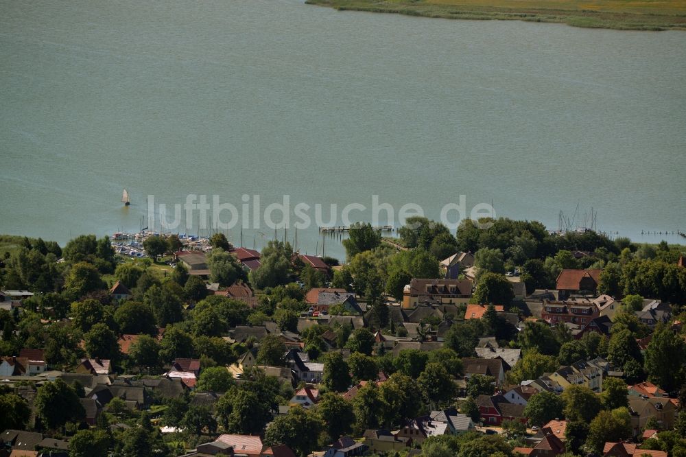 Ahrenshoop von oben - Ortskern am Uferbereich des Saaler Bodden in Ahrenshoop im Bundesland Mecklenburg-Vorpommern