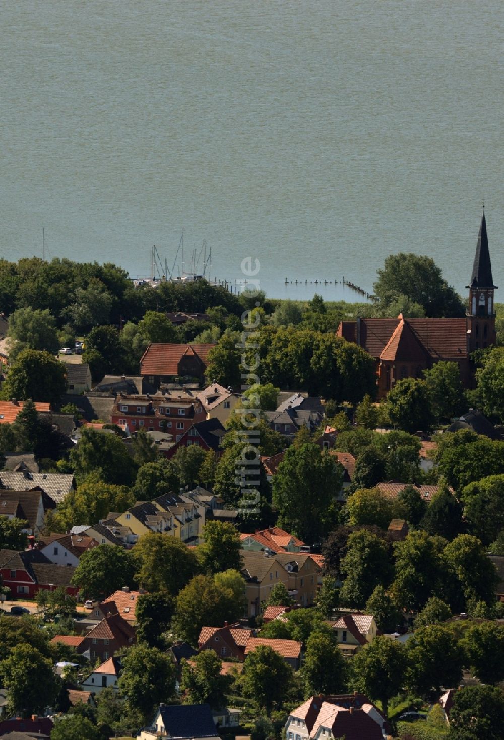 Ahrenshoop aus der Vogelperspektive: Ortskern am Uferbereich des Saaler Bodden in Ahrenshoop im Bundesland Mecklenburg-Vorpommern