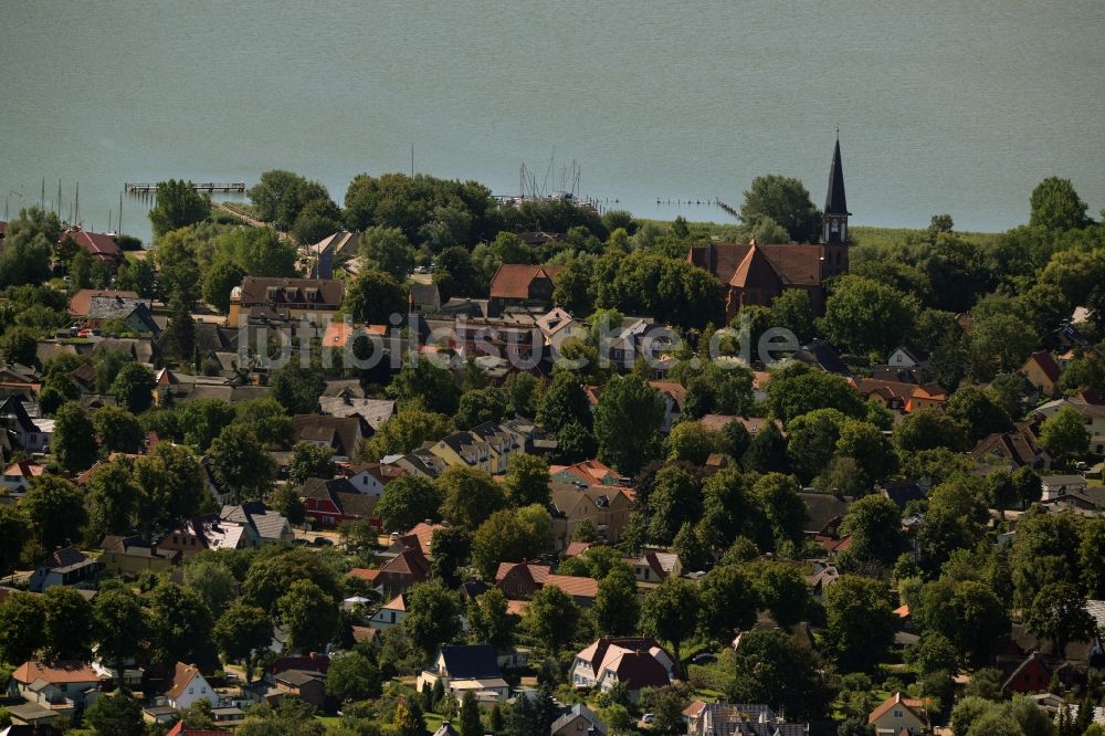 Luftbild Ahrenshoop - Ortskern am Uferbereich des Saaler Bodden in Ahrenshoop im Bundesland Mecklenburg-Vorpommern