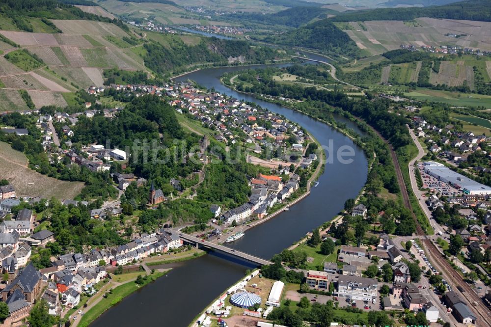 Luftaufnahme Saarburg - Ortskern am Uferbereich des Saar - Flußverlaufes in Saarburg im Bundesland Rheinland-Pfalz