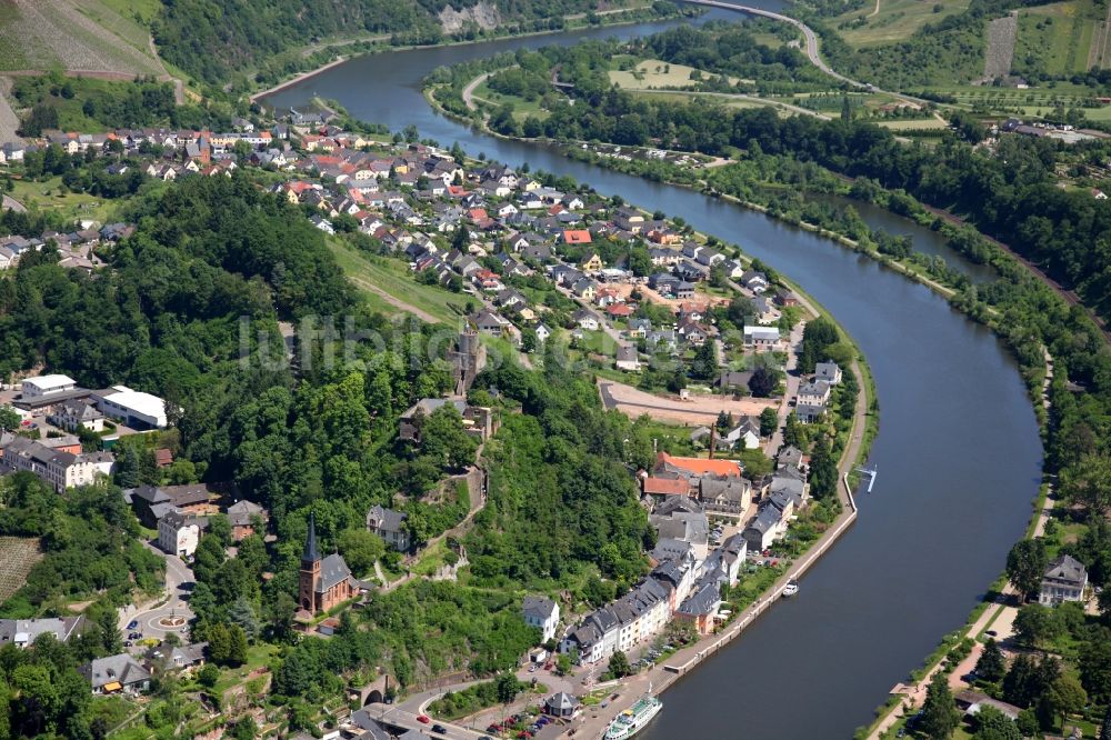 Saarburg von oben - Ortskern am Uferbereich des Saar - Flußverlaufes in Saarburg im Bundesland Rheinland-Pfalz