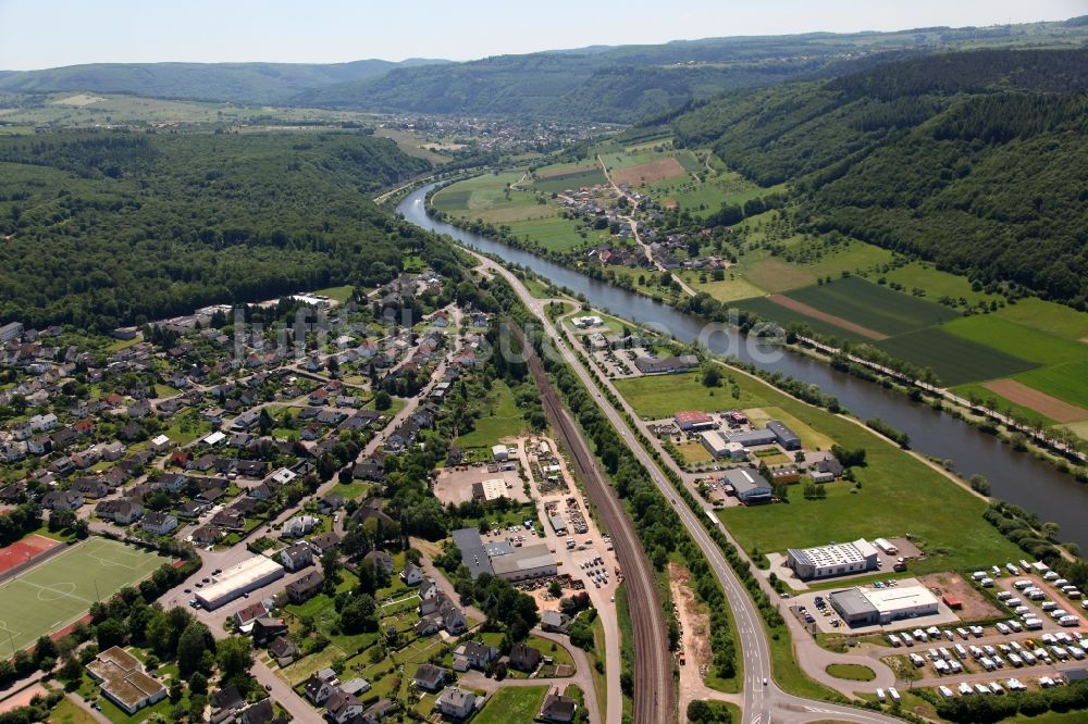 Luftbild Saarburg - Ortskern am Uferbereich des Saar - Flußverlaufes in Saarburg im Bundesland Rheinland-Pfalz