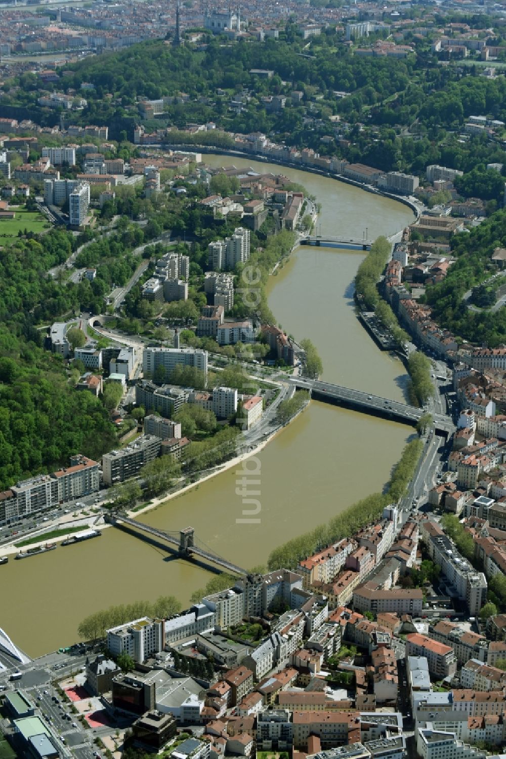 Lyon von oben - Ortskern am Uferbereich des Saone - Flußverlaufes in Lyon in Auvergne Rhone-Alpes, Frankreich